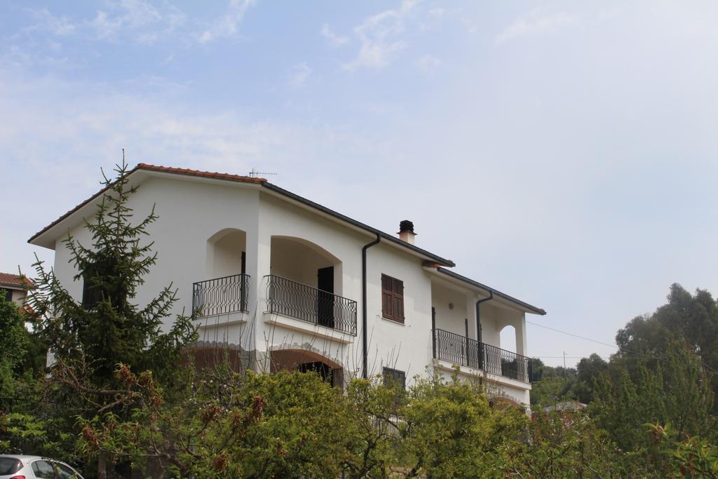 Apartamento House In Caramagna Imperia Habitación foto