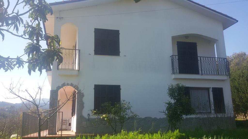 Apartamento House In Caramagna Imperia Habitación foto