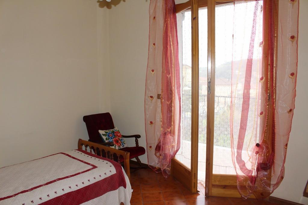Apartamento House In Caramagna Imperia Habitación foto